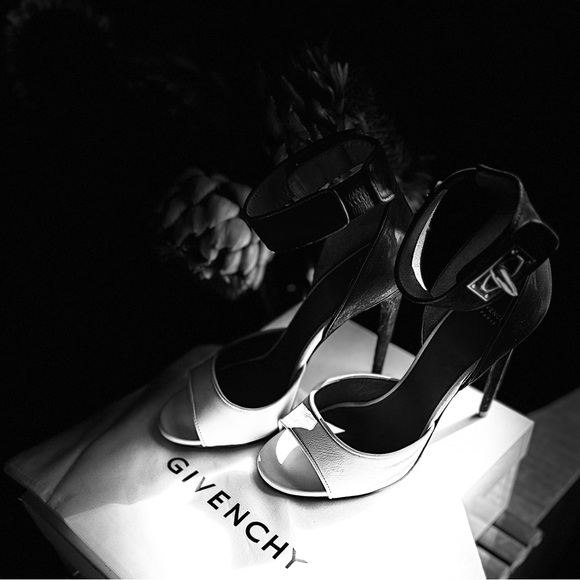 Givenchy Classic - Picture 3 of 8